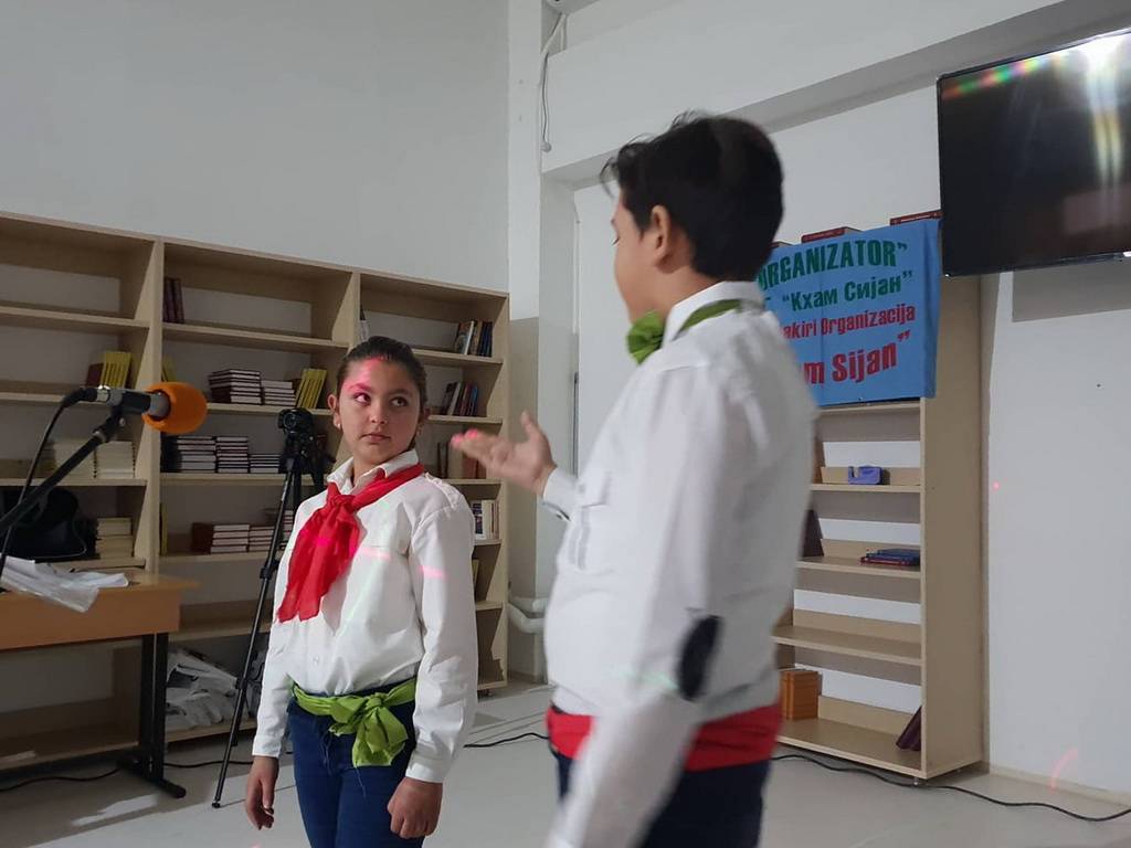 Quelle: Anlaufstelle Pro-Roma, Schulkinder in Shutka lernen im Dialog
